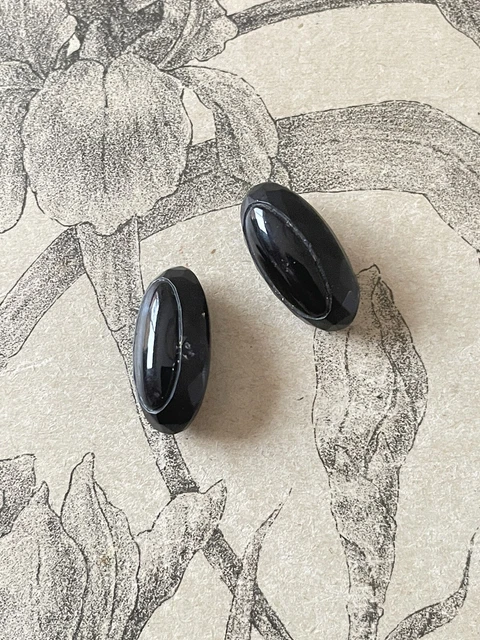 2 boutons anciens en verre noir à facettes forme navette- collection Mercerie