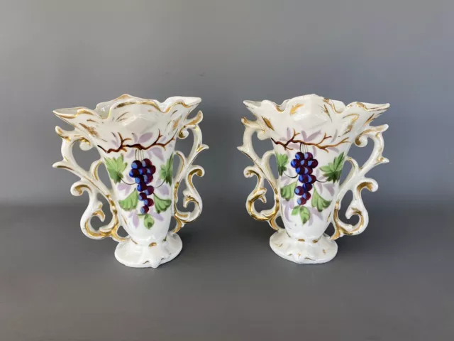 Paire De Vases en Porcelaine Français Avec Raisin De Mariés