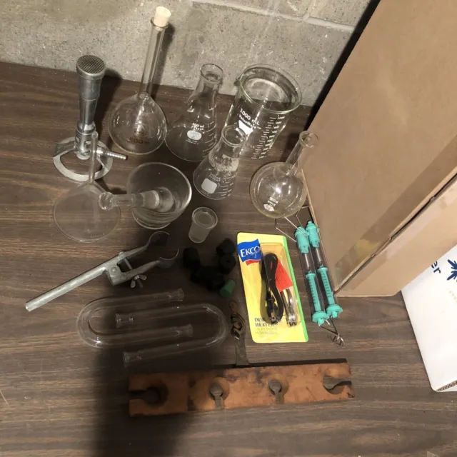Lg Lot various scientific/lab/distilling pyrex/flasks/measurements Look