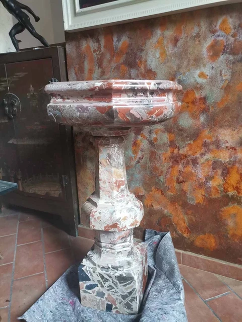 Antica acquasantiera in marmo rosso di Francia