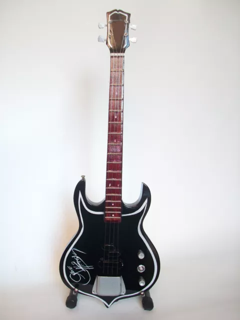 Guitare basse miniature « Punisher » de Gene Simmons – KISS