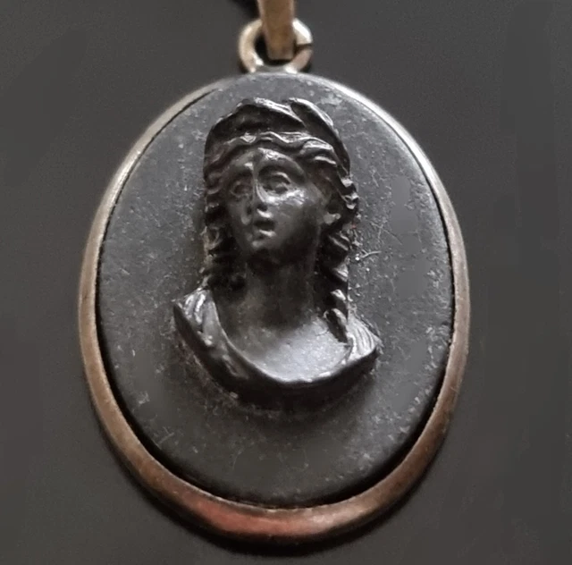 Collier ancien avec Pendentif Camée en Pierre de Lave, chaîne, monture Argent