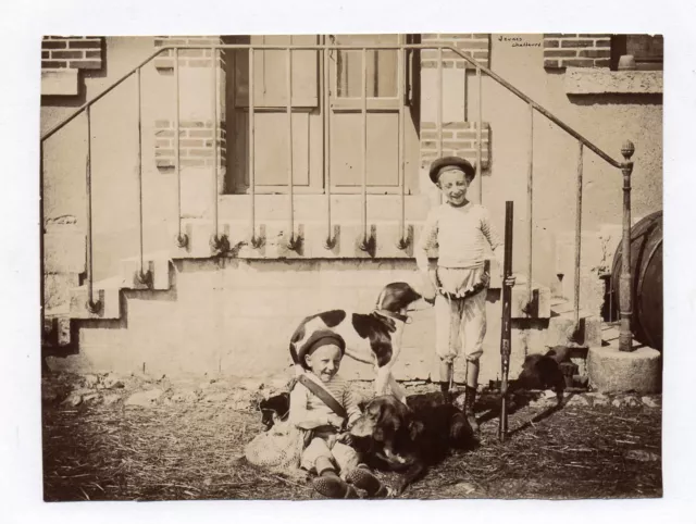PHOTO ANCIENNE Vintage Chasseur Chien de chasse Enfant Fusil Vers 1900 Perron
