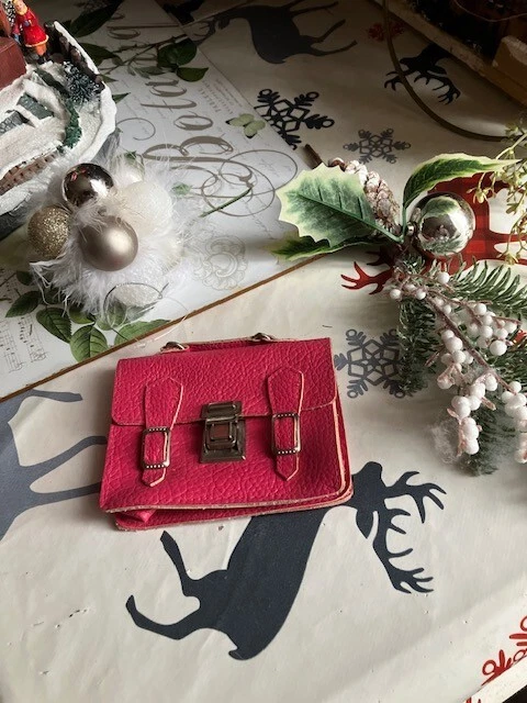 CARTABLE POUR POUPEES EN CUIR ROUGE - accessoire pour poupées CARTABLE POUR POUPEES EN CUIR ROUGE - accessoire pour poupées