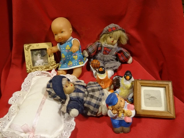 Grand Lot de 14 Petites Poupées en Porcelaine H 22 cm