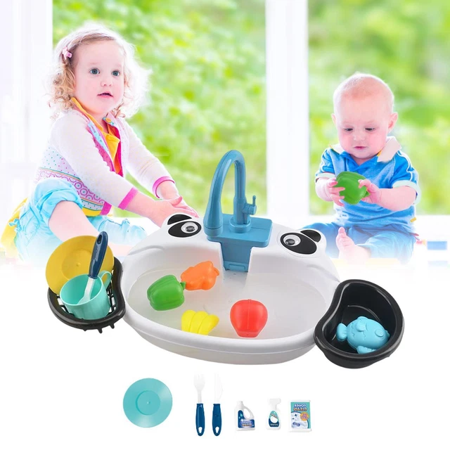Faire semblant d'évier de cuisine avec des casseroles d'eau courante Play