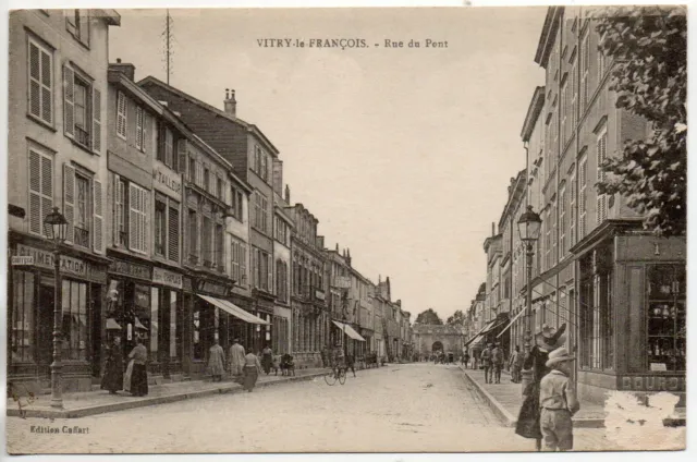 VITRY LE FRANCOIS - Marne - CPA 51 - Rue du pont - Magasins - petite usure
