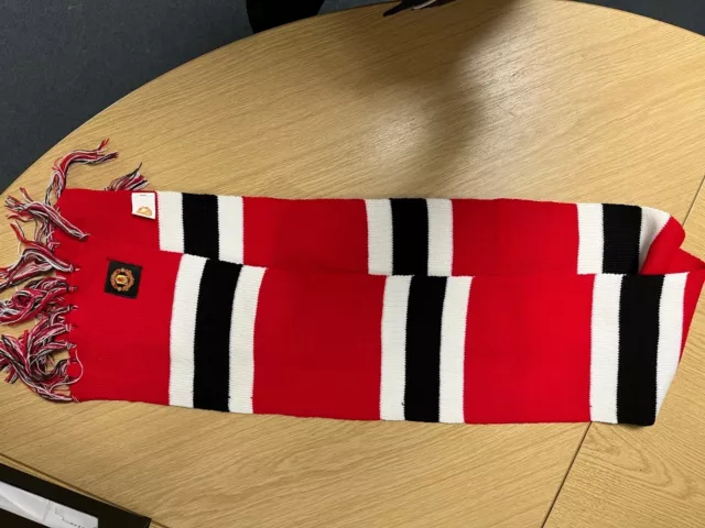 MANCHESTER UNITED FOOTBALL SCARF - MAN UTD - Free P & P