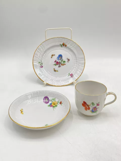 * 1v9 KPM 3 TEILIG KUCHEN KAFFEE GEDECK TASSE TELLER NEUOSIER GOLDRAND BLUMEN