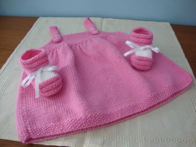Robe  NEUVE bébé 3/6 mois tricotée main  rose fuschia et ses chaussons assortis