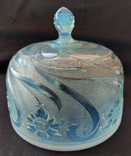 Ancienne cloche a fromage en verre opalescent pressé moulé