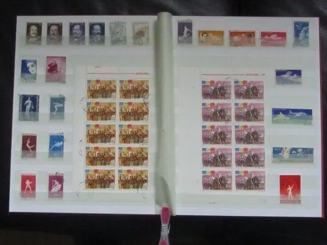 Briefmarken aus Rumänien im Album gestempelt