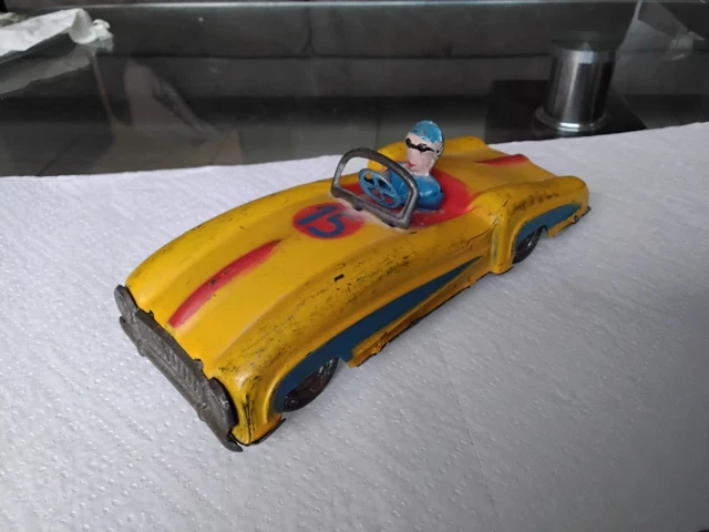 ANCIENNE BOITE À Biscuit en Fer Tôle embouti Ancienne forme de voiture