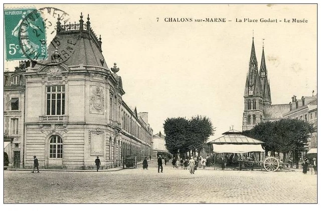 CPA 51 MARNE Chalons sur Marne La Place Godart (12004)