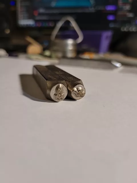 Juego de 2 estampillas de metal Impressart nave espacial y Saturno