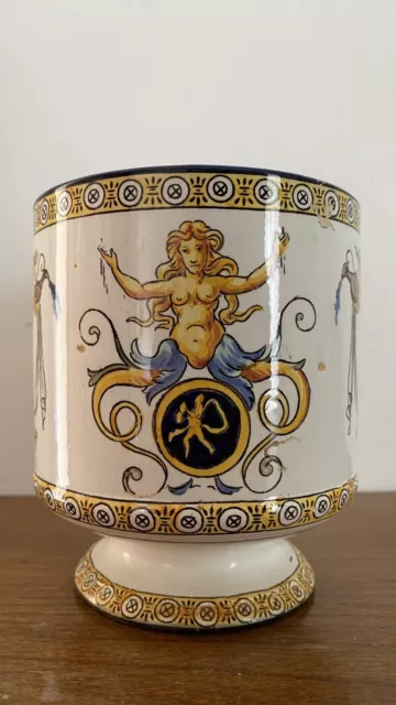 Vase Cache Pot ancien miniature en faïence de Gien décor Renaissance fond blanc
