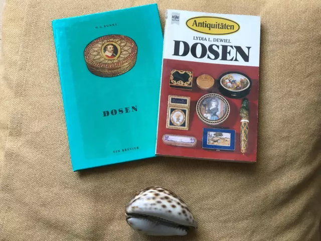 Antike Tabatiere, Schnupftabakdose, Pillen-Dose, Muschel, 1850-1900, + 2 Bücher