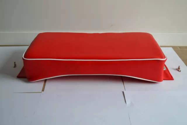 Sitzkissen schwarz Keder rot für IHC Blechsitzschale - Ersatzteile
