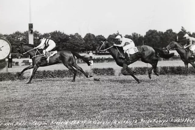 19545 Photo Prix De Hüls Krefeld 23.6.1957 Chevaux Garcon Rosebud Waldteufel