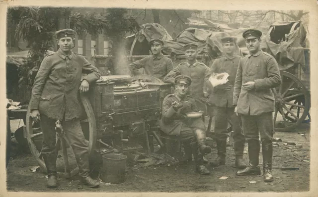 Soldaten-Portrai an der Feldküche, Gulaschkanone, Fotopostkarte