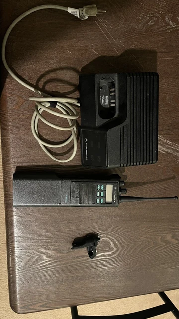 Motorola H04UCF9PW7AN Astro Saber Series II 800 MHZ, Battery, rib box, and cable