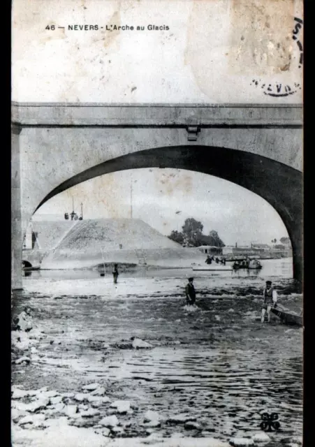 NEVERS (58) ARCHE du GLACIS animée , Baignade sur Bords de LOIRE 1905