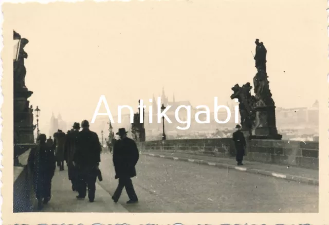 Foto WK2 Soldaten Luftwaffe Prag Karlsbrücke Prag Karlův most Tschechien B1.14