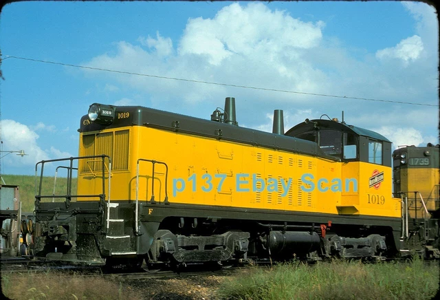 CNW Chicago & North Western NW-2 1019 Fresh Paint ORIGINAL 1977 Kodachrome Slide