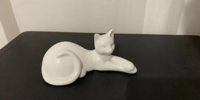 Porzellan Katze liegend - Figur Deko