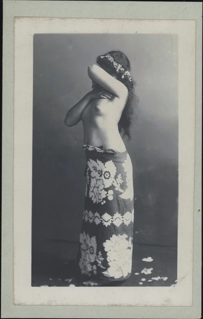 Carte Postale Vahine Tahiti au bord du Lagon CP391