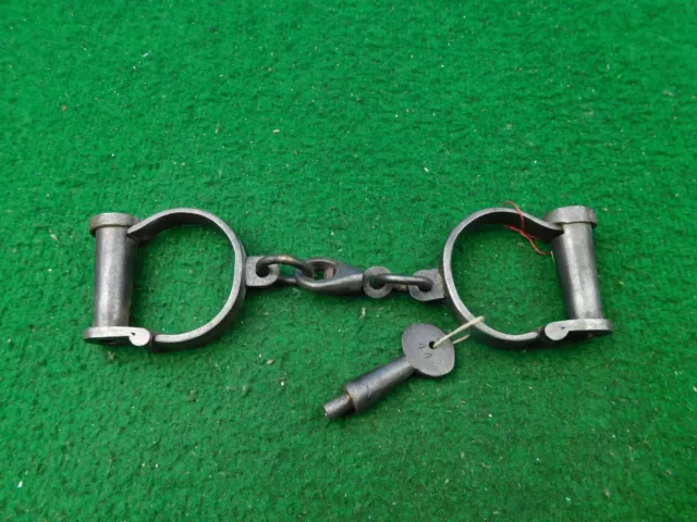 C10 Handschellen England Schraub-Handfessel antik