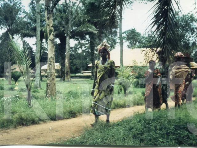 altes Foto Afrika Belgisch Kongo, auf dem Dorfweg, 1956, 1950er, 11x15cm