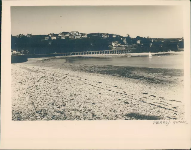 France, Perros-Guirec, Vue de la plage et la promenade, ca.1935, vintage silver