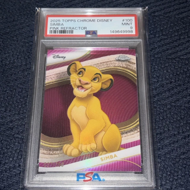 SIMBA 2023 TOPPS Cromo Disney 100 Primer Año Refractor Rosa Sp 62