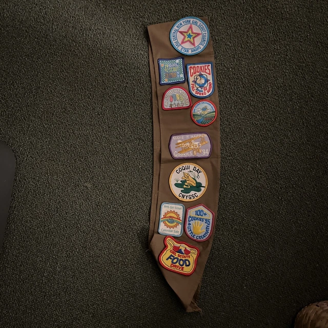 VINTAGE BROWNIE GIRL Scout Sash With 92 93 94 95 Cookie Patches, Badges