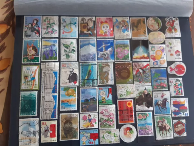 lot de 560 timbres du Japon en l'état voir photos