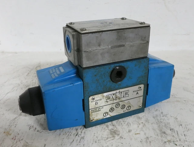 NEW Vickers 02-126394 DG4S4M Directional Valve Pilot Valve 011C B 60 868982