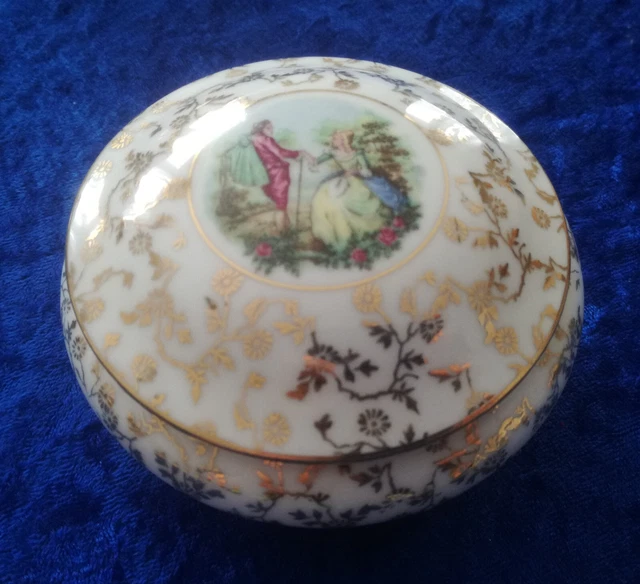 Broche Ancienne En Porcelaine De Limoges - Scène Galante Avec Boîte - Bon état