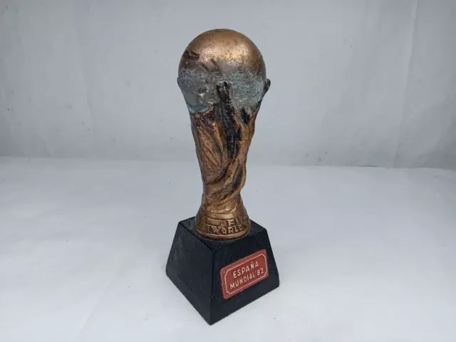 Trophée d'or de Football Trophée de Coupe du Monde Réplique de Coupe du  Monde en Résine,Collection de Souvenirs de Décorations pour Maison Bureau  Cadeaux pour Fans (M-21cm) : : Sports et Loisirs