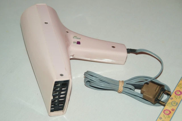 Sèche-cheveux rose et blanc Moulinex vintage - Label Emmaüs