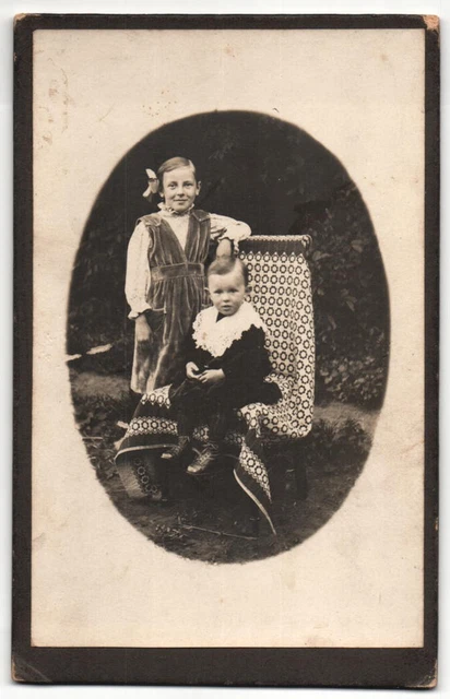 Fotografie unbekannter Fotograf und Ort, Portrait kleines Mädchen im Samtkleid