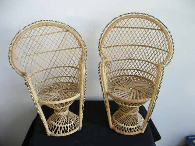 Belle paire de chaise de poupée en paille ou rotin ? époque 1970
