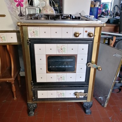 Cuisinière à gaz rustique WEKOS avec carreaux de faïence, four et hotte avec carreaux
