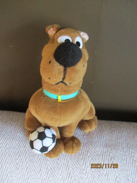 WACKY SCOOBY DOO Merchandise Sitting Scooby Doo With Football, Pre ...