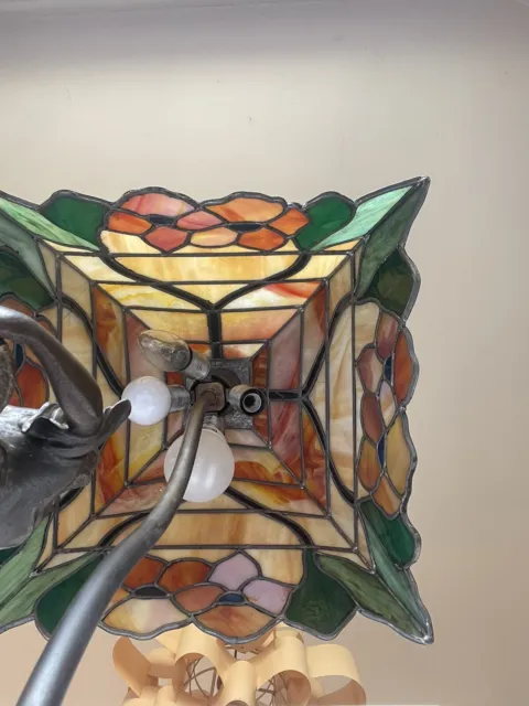 Lampada da tavolo stile Tiffany, paralume in vetro piombato e piantana in bronzo 4
