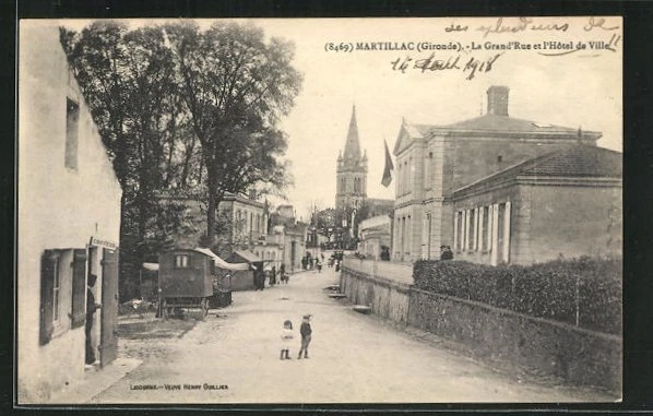 CPA Martillac, La Grande Rue et l´Hotel de Ville