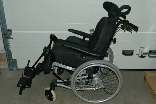 Invacare Rea Clematis Multifunktions- Pflegerollstuhl SB:44cm