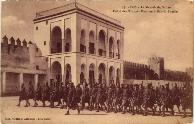 CPA AK Fez - Le Menzeh du Sultan - Defile des Troupes Maghzen MAROC (963516)