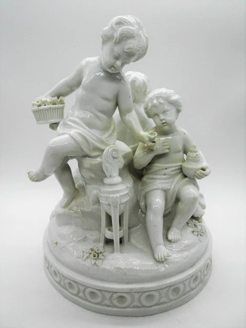 Fabuleux Grand Groupe Chérubin & Chien En Porcelaine Blanche Allemande