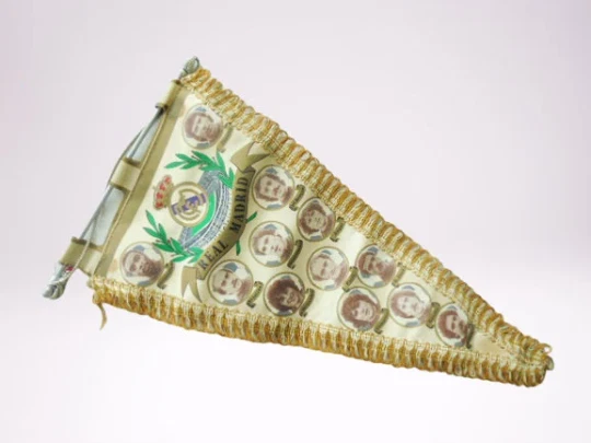Fanion Mini Real Madrid - Écusson Club Et Année De Fondation | 17x10 Cm - Pour Rétroviseur Ou Décoration